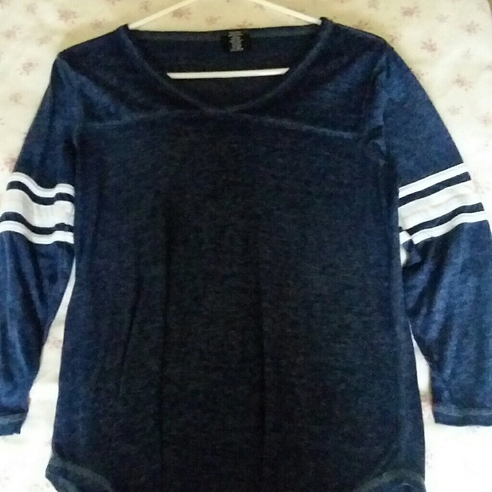 Sporty 3/4 Length Top~ rue21